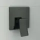 Schwarze Brausearmatur von Ideal Standard mit einem rechteckigen Bedienhebel, montiert an einer hellen Wand.